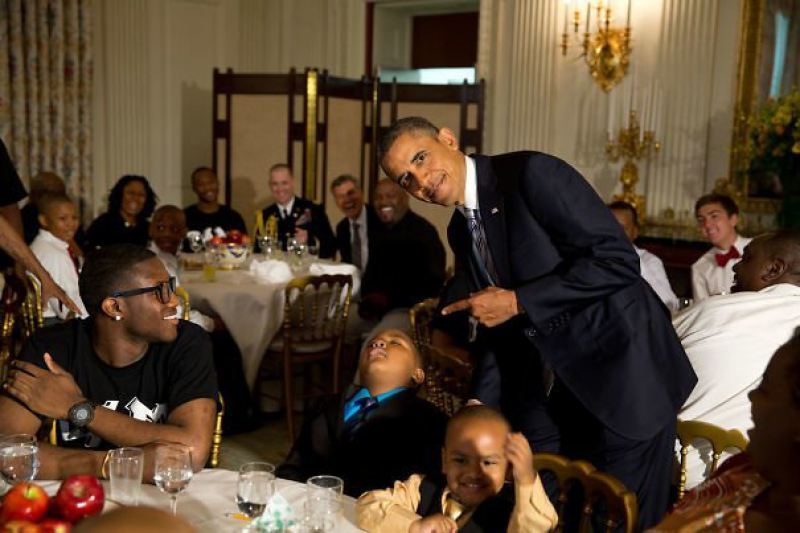 4. Обама позирует рядом с маленьким мальчиком, который заснул во время праздничного мероприятия в честь Дня отца звезды, знаменитости, знаменитости дурачатся, известные люди, таланты и поклонники, тролли, троллинг, чувство юмора