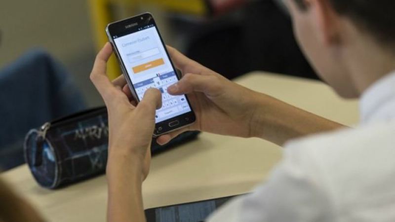 Французы запретили школьникам пользоваться мобильными телефонами