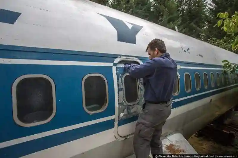 Отшельник живет в списанном самолете Boeing 727 посреди леса