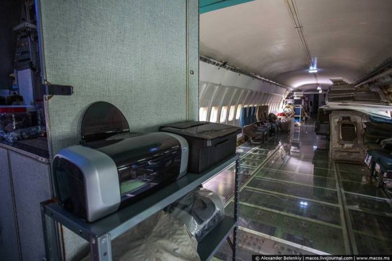 Отшельник живет в списанном самолете Boeing 727 посреди леса 