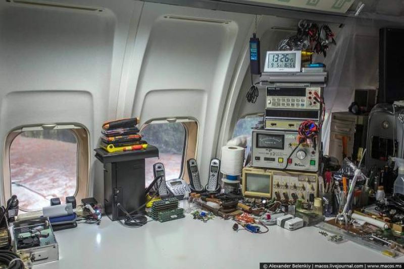 Отшельник живет в списанном самолете Boeing 727 посреди леса 