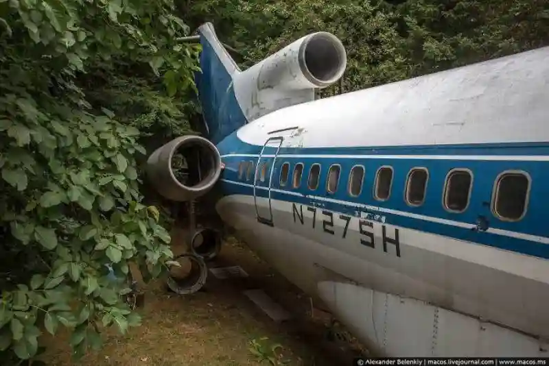 Отшельник живет в списанном самолете Boeing 727 посреди леса