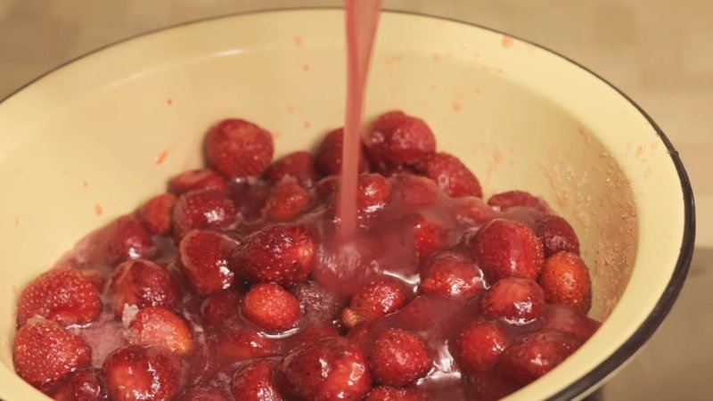 Рецепт густого клубничного варенья с целыми ягодами