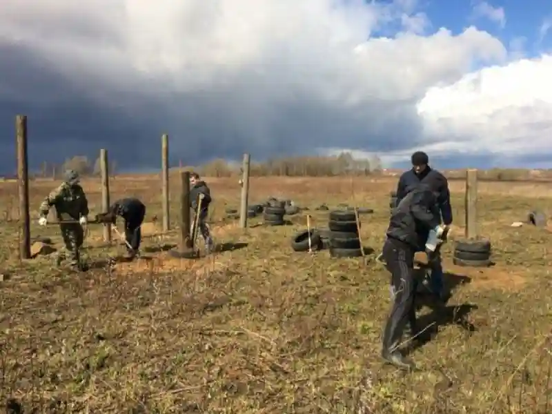 Деревенские парни сами построили спортивную площадку