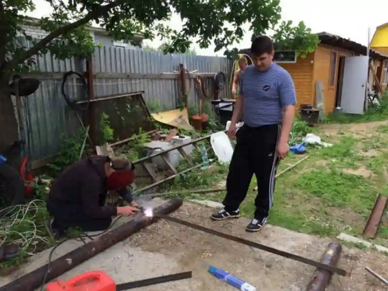 Деревенские парни сами построили спортивную площадку