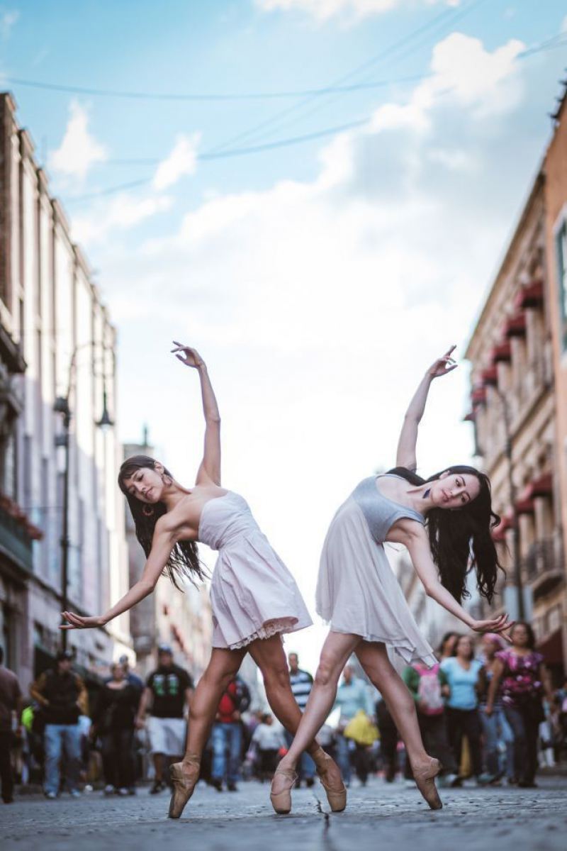 Чувственные портреты танцоров на оживленных улицах 