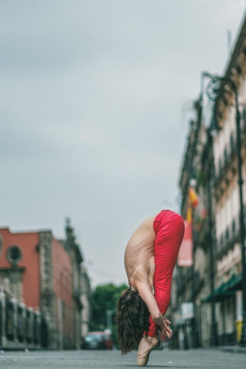 Чувственные портреты танцоров на оживленных улицах 