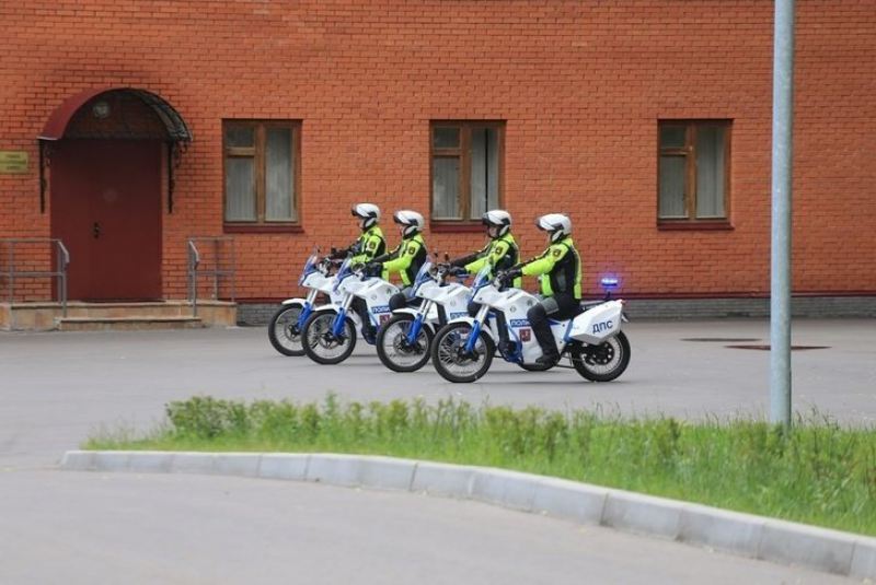 Cотрудникам ГИБДД Москвы переданы электромотоциклы «ИЖ Пульсар» и электромобили «Овум»
