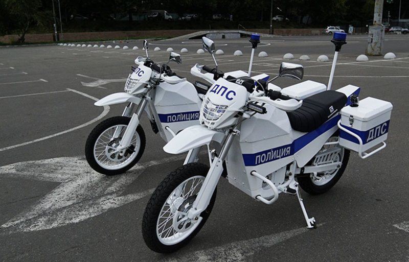 Cотрудникам ГИБДД Москвы переданы электромотоциклы «ИЖ Пульсар» и электромобили «Овум»