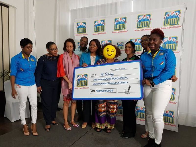 Победительница ямайской лотереи пришла за выигрышем в маске
