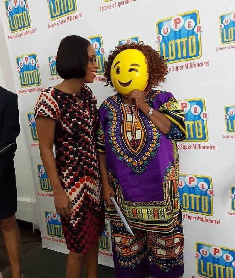 Победительница ямайской лотереи пришла за выигрышем в маске