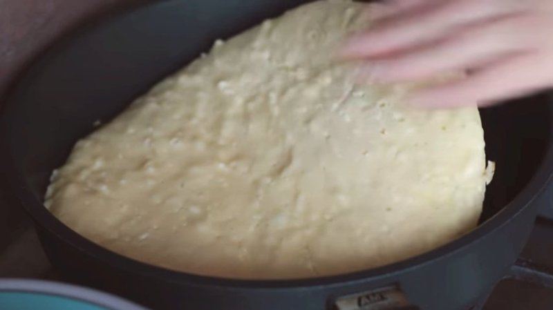 Быстрая сырная лепешка на сковороде