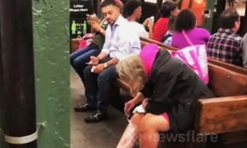 Женщина побрила ноги прямо в нью-йоркском метро