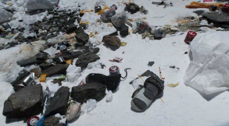 Шокирующие снимки Эвереста, превращающегося в гигантскую мусорную свалку