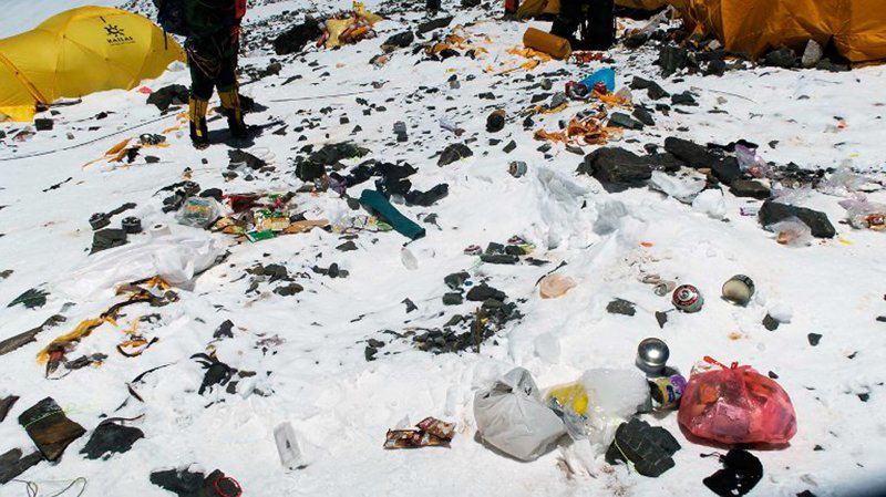 Шокирующие снимки Эвереста, превращающегося в гигантскую мусорную свалку