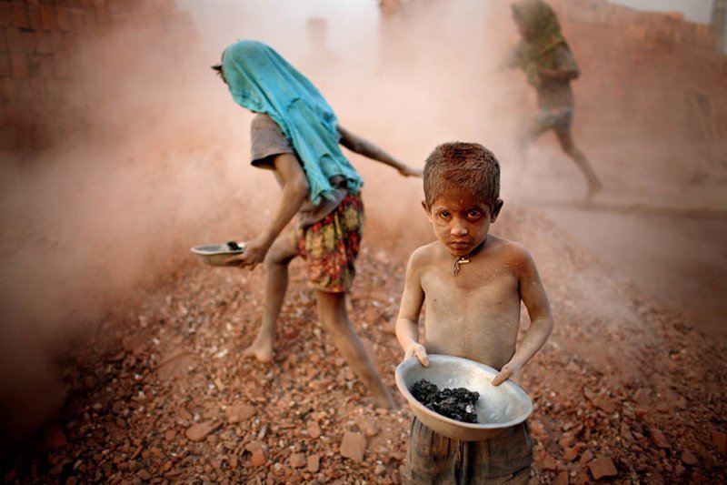 Тяжелый детский труд до сих пор востребован: 20 снимков, которые ранят в самое сердце