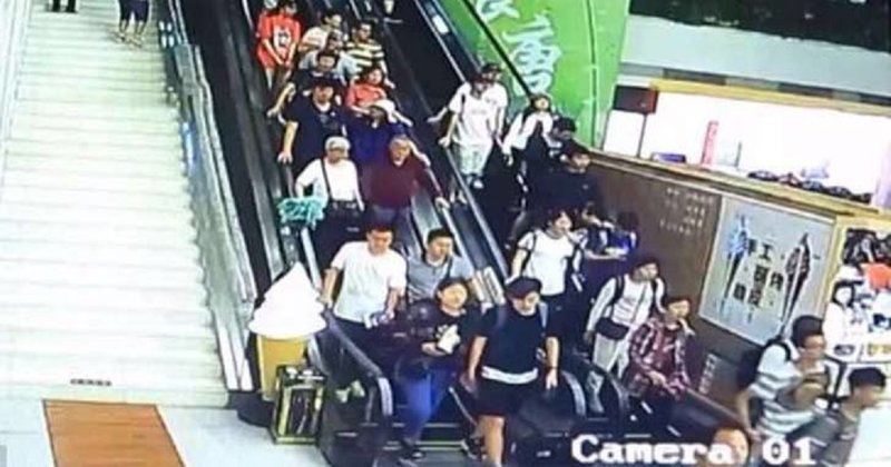 Ужасающие кадры обрушения потолка на туристов в китайском центре