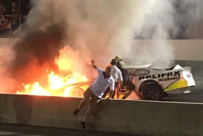 NASCAR: Отец вытащил сына-гонщика из горящего автомобиля
