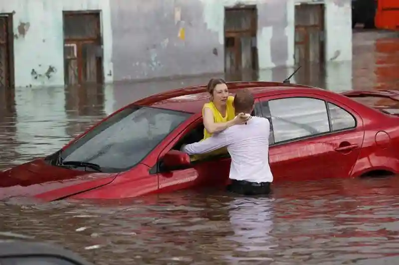 В Нижнем Новгороде молодой человек спас двух женщин из тонущих машин