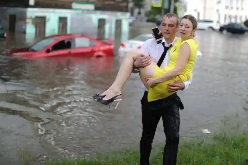 В Нижнем Новгороде молодой человек спас двух женщин из тонущих машин