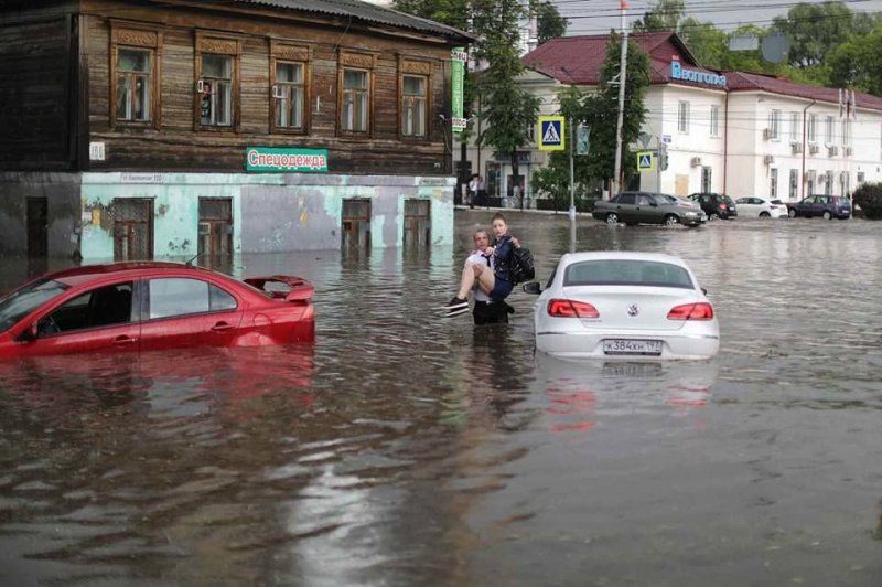 В Нижнем Новгороде молодой человек спас двух женщин из тонущих машин