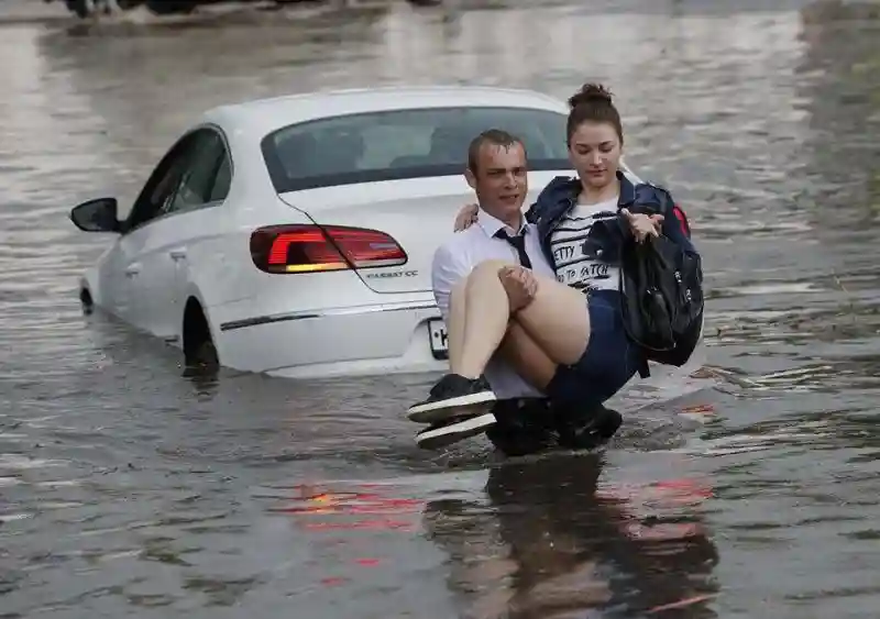 В Нижнем Новгороде молодой человек спас двух женщин из тонущих машин