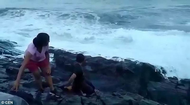 Видео: туриста смыло волной в Гоа
