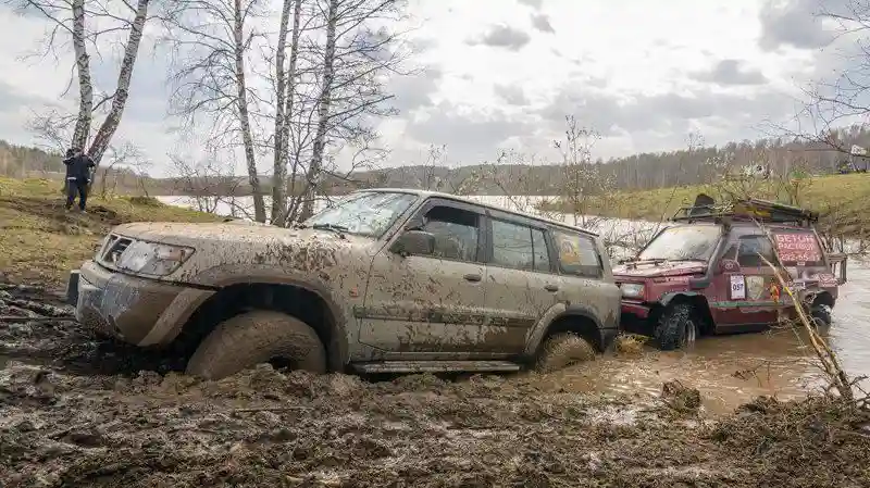 Хороший джип застрянет там, куда не каждый трактор доедет