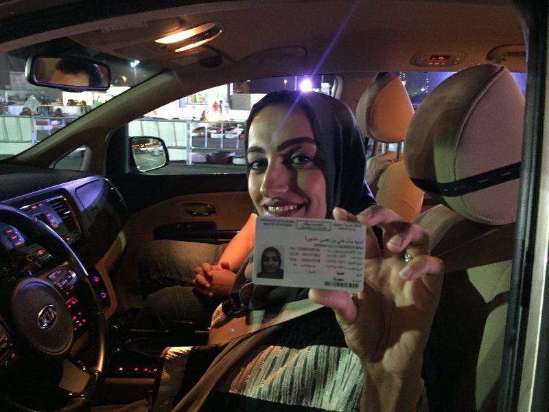 Женщинам в Саудовской Аравии разрешили сесть за руль