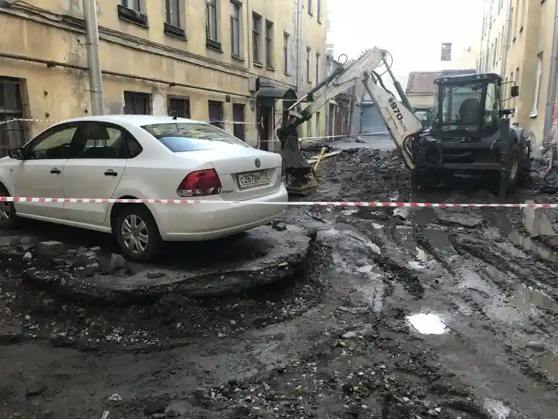 Автовладелец не успел отогнать свой транспорт и теперь застрял на долго