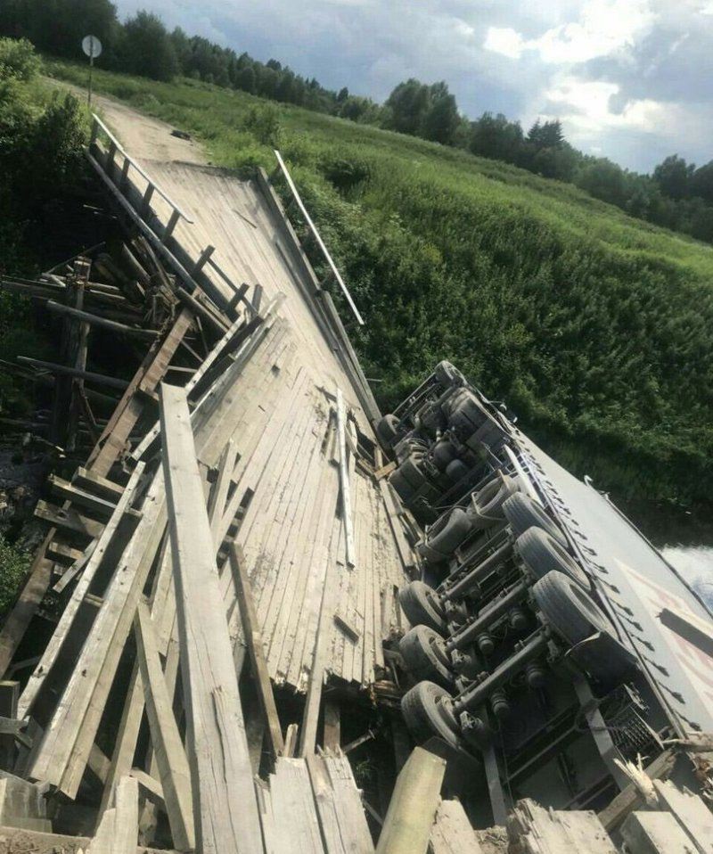 Деревянный мост через реку обрушился из-за тяжелой фуры
