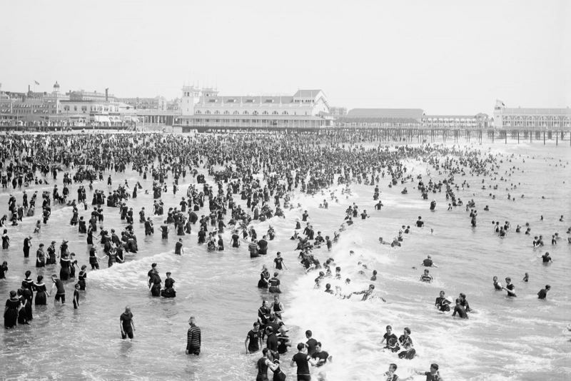 Как люди отдыхали на пляже 100 лет назад