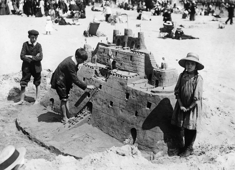 Как люди отдыхали на пляже 100 лет назад