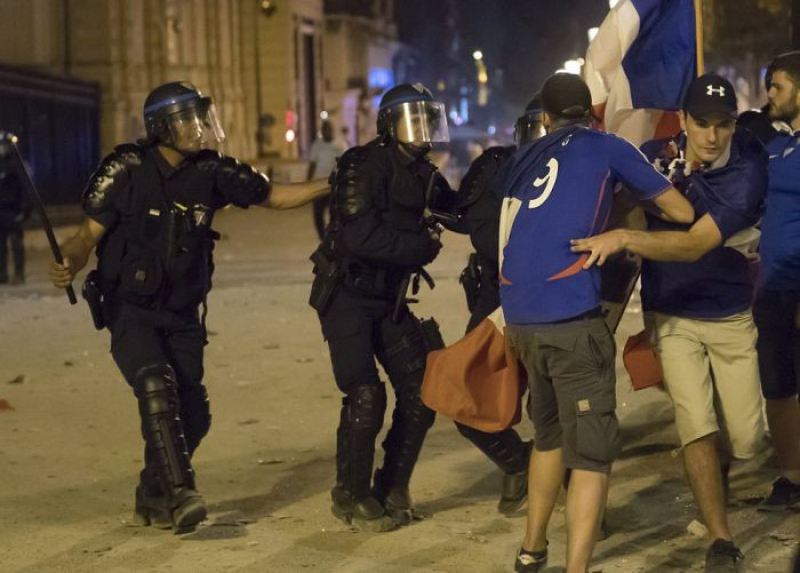 Массовые беспорядки и погромы во Франции после победы в ЧМ 