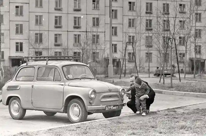 Автомобили и пятиэтажки