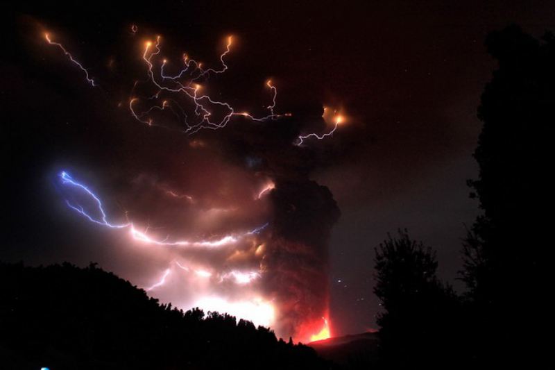 Извержение вулкана Пуйеуэ 