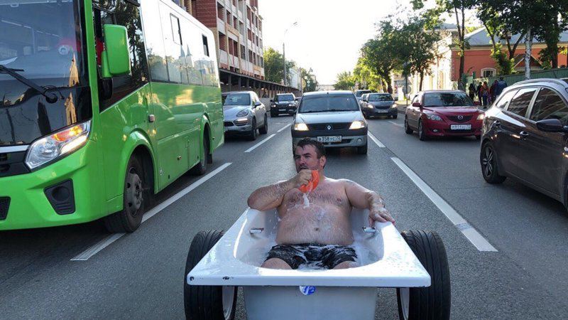 Тюменец прокатился по городу в ванне. И помыться успел, и людей повеселить: видео