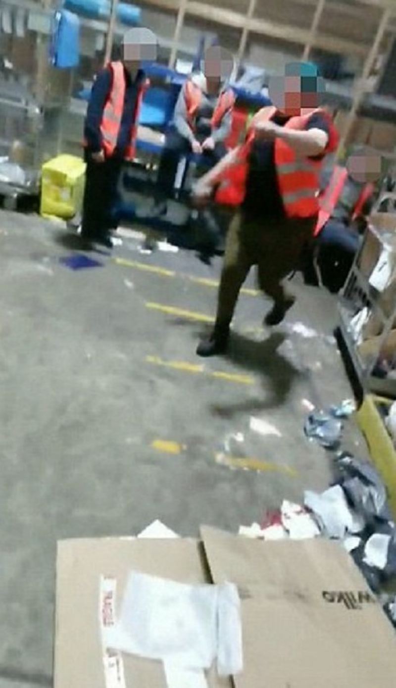 Видео уличило сотрудников почтовой компании в намеренном повреждении посылок