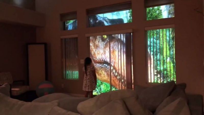 Сюрприз для дочки: окно с динозаврами 