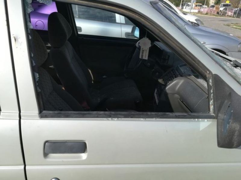 Девушка разбила костылём все стекла в чужом автомобиле 