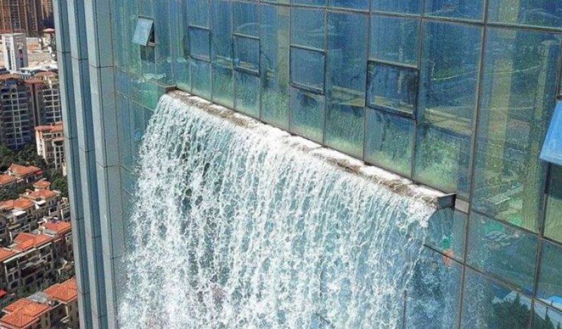 В Китае построили водопад, стекающий со стены небоскреба 