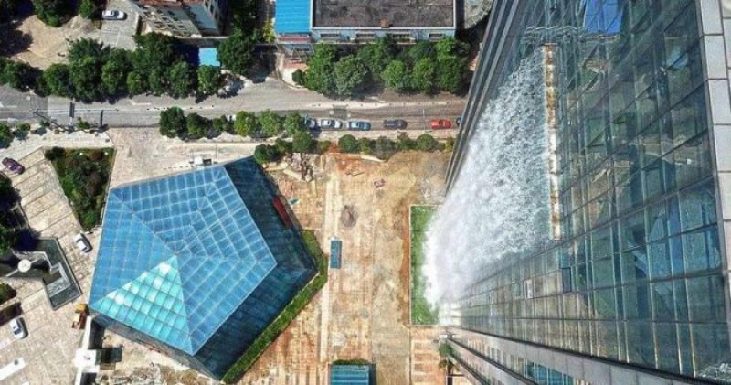 В Китае построили водопад, стекающий со стены небоскреба 