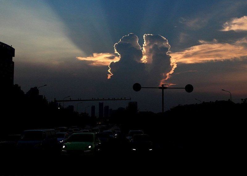 Любовь повсюду: жители Китая увидели в небе поцелуй облаков