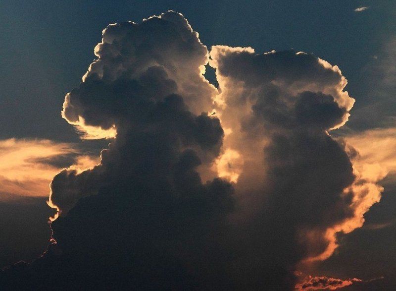Любовь повсюду: жители Китая увидели в небе поцелуй облаков