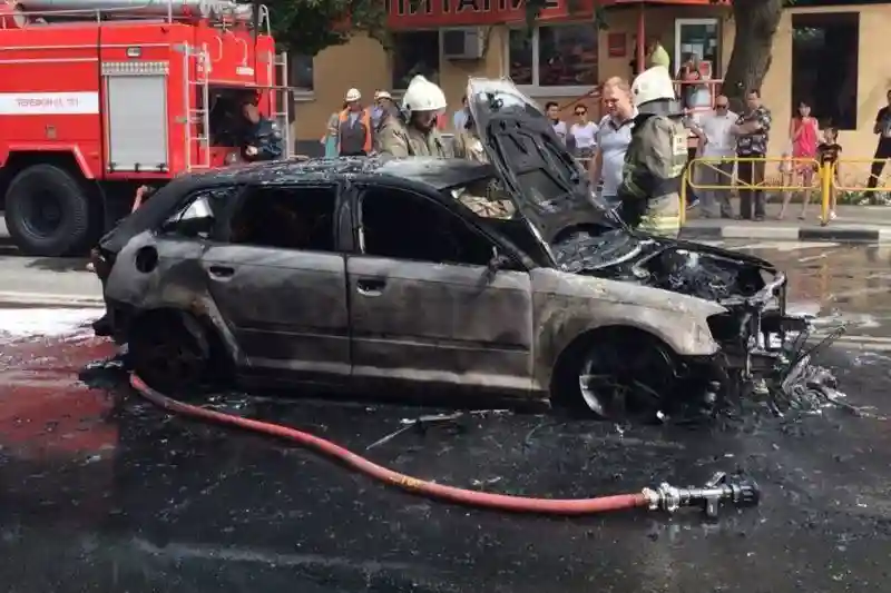 В Саратове Audi наехала на люк и загорелась