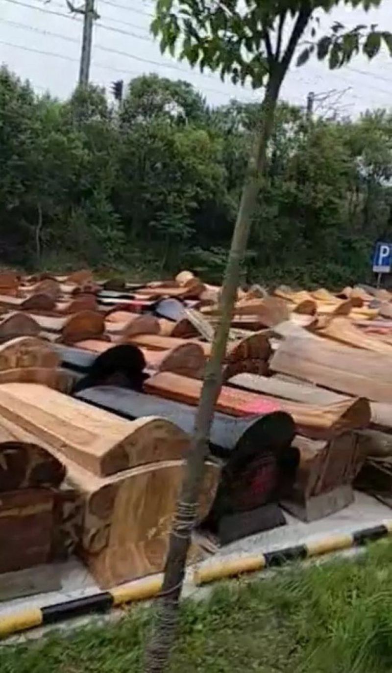 В Китае начали уничтожать гробы и запрещать традиционные похороны