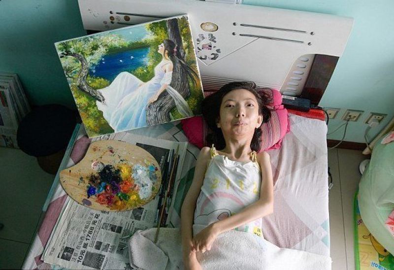 Парализованная китаянка нашла свое призвание в живописи