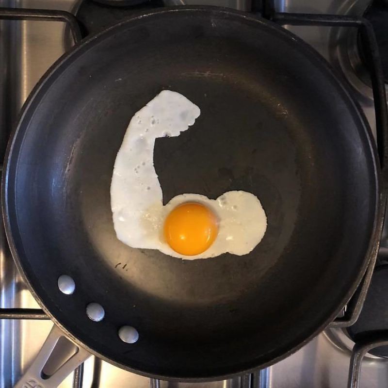 Творческий подход: каждое утро художник превращает яичницу в новое произведение искусства