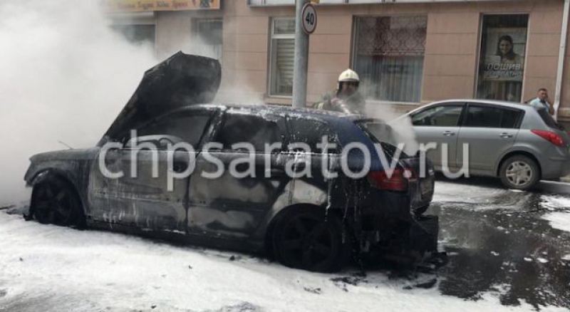 Автомобиль Audi полностью сгорел после наезда на люк 