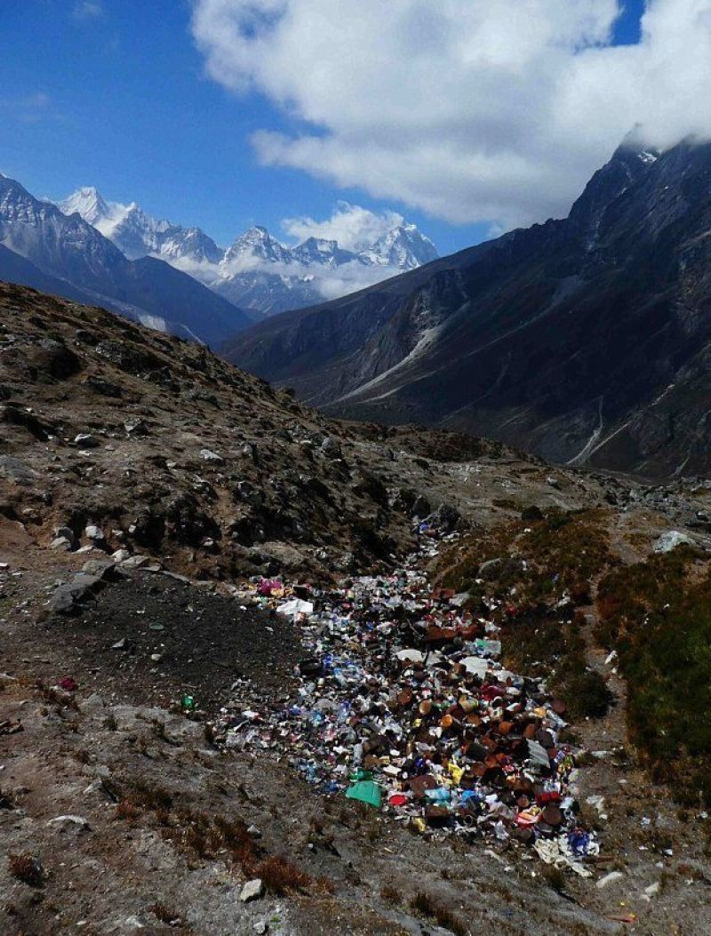 Эти шокирующие кадры показывают, что даже Эверест испытывает проблемы с отходами